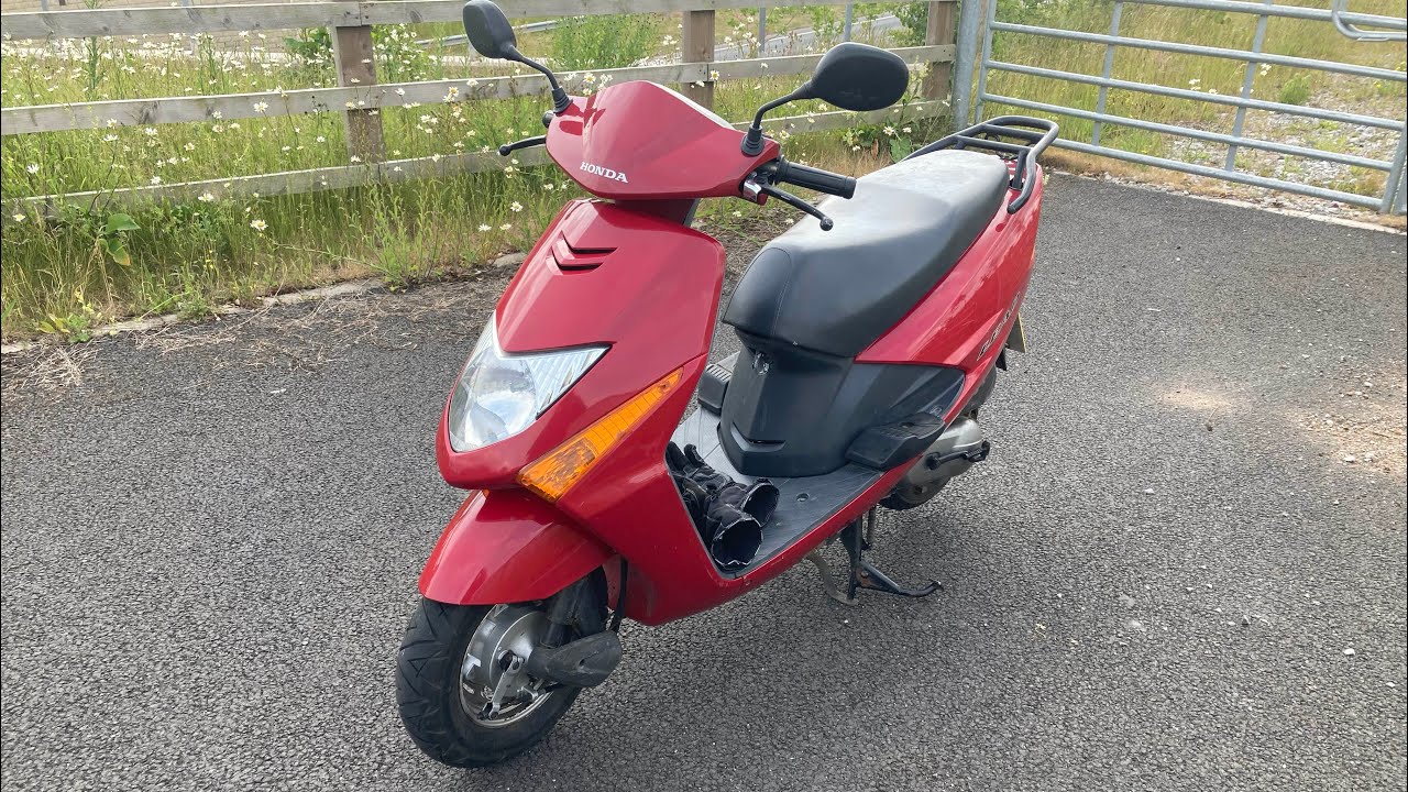 Walk round and quick ride of my Honda SCV100 LEAD