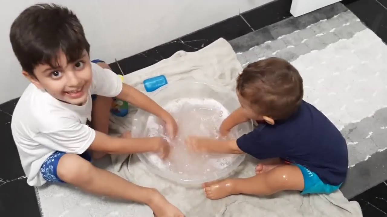 Efe ile yusuf emir oyuncak bebek alinin banyosunu yaptırdı.