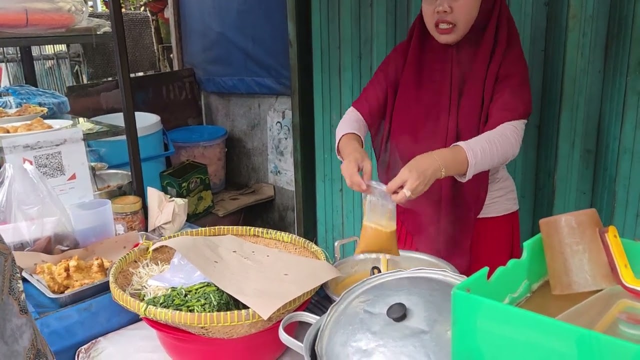  Pembeli antri nungguin sambel kacang . . . 