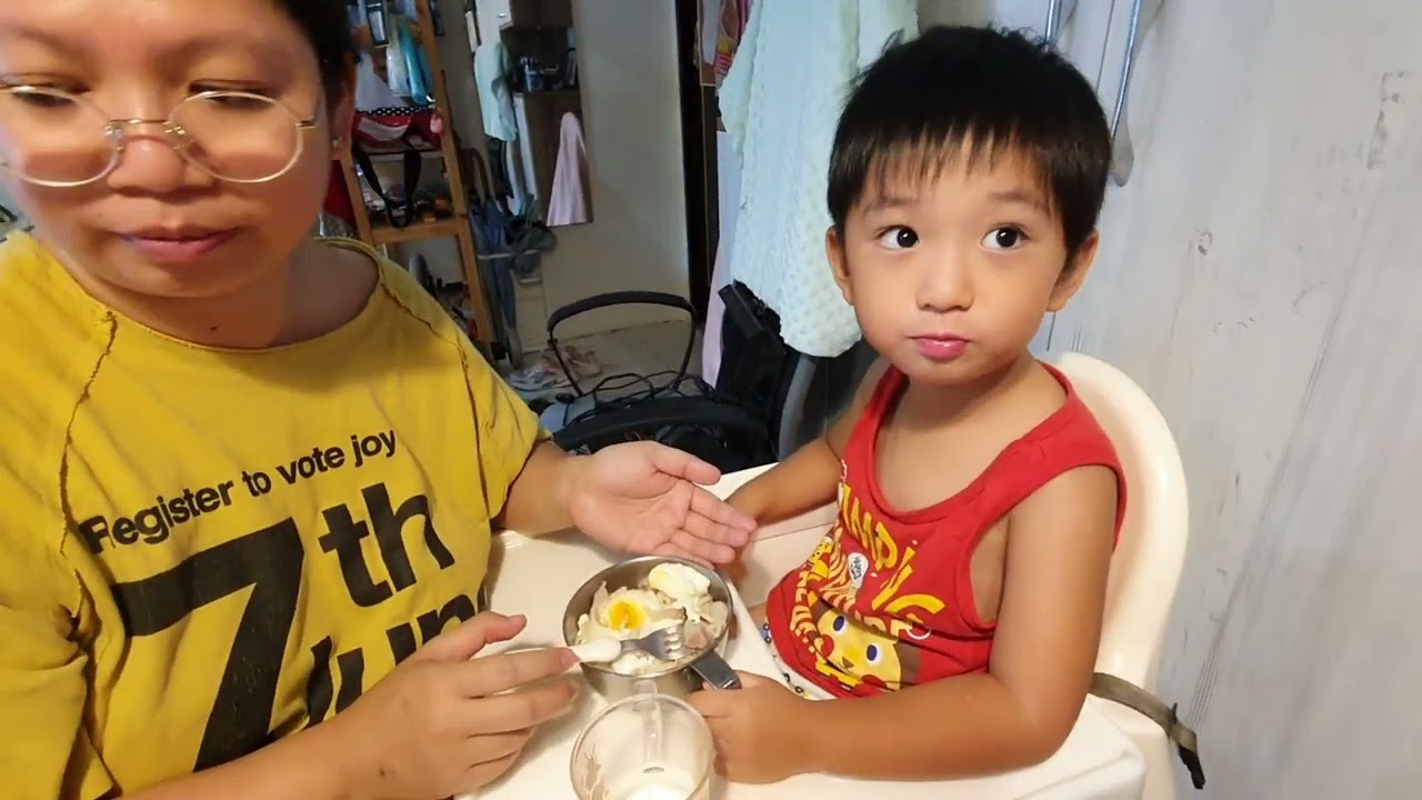 颱風天一家四口在家吃飯，老婆隨便煮麵，弟弟說這是颱風麵｜咚3y7m6d 桐10y4m