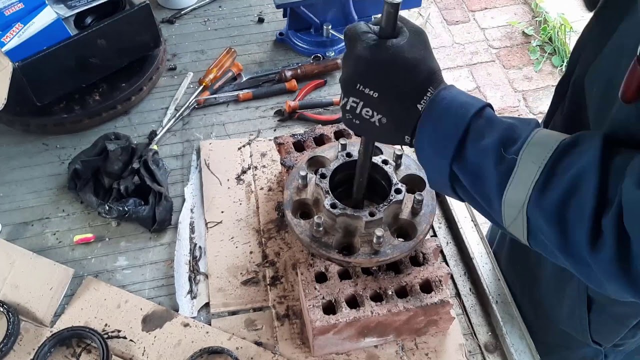 GU Patrol Swivel Hub Rebuild Timelapse