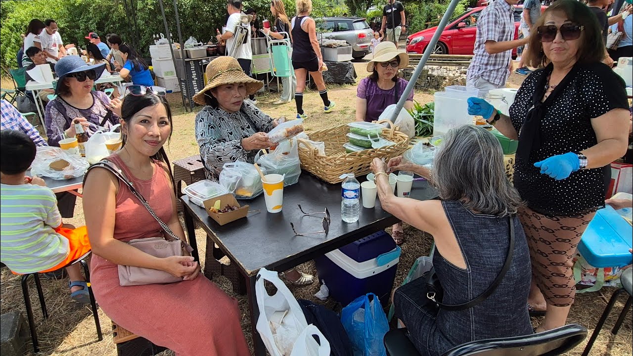 Hồ Lào/chợ chồm hỗm của người Lào, Việt,Cambuchia tại tỉnh Strasbourg /vô số các món ngon dân dã.
