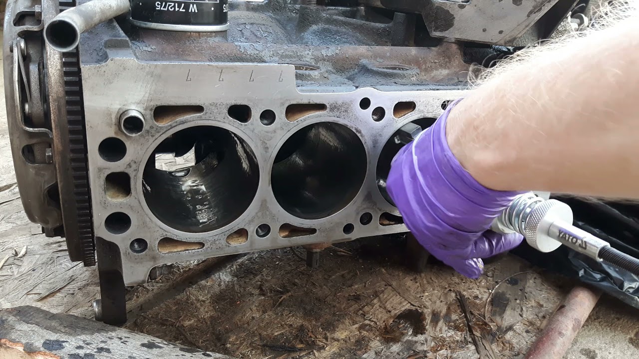 Demontare pistoane si Honuit cilindrii motor