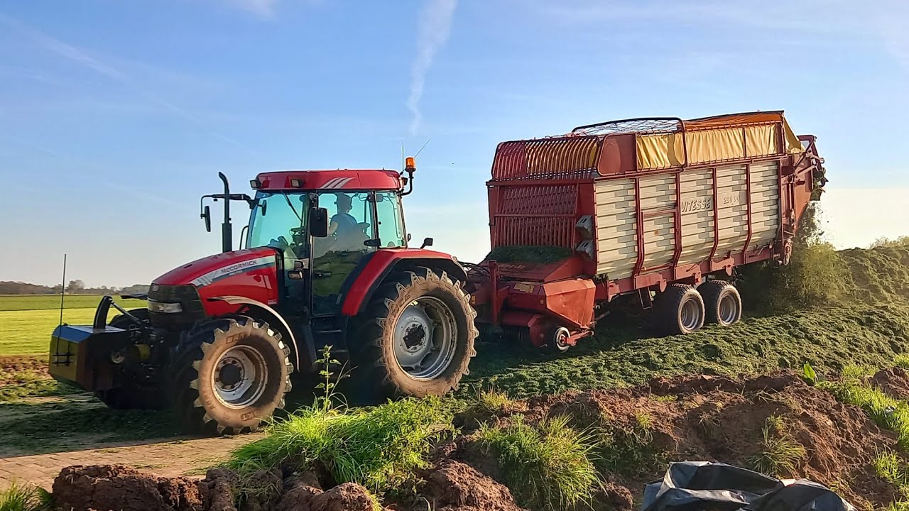 Gras inkuilen | MCCormick MC 130 2x case | Melkveebedrijf Van Tarry