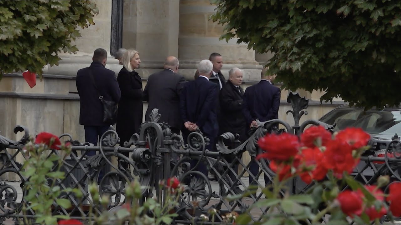 149. miesięcznica smoleńska. Tuż za progiem kościoła prezes usłyszał 