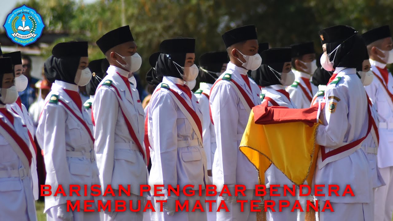Pengibaran Bendera merah putih oleh tim paskibraka SMKN 1 Bulukerto.