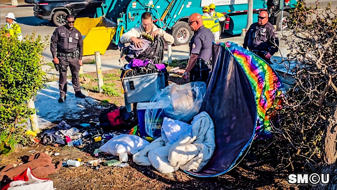 𝗟𝗔𝗣𝗗 𝗘𝗡𝗙𝗢𝗥𝗖𝗘𝗦 𝟲𝟬-𝗚𝗔𝗟𝗟𝗢𝗡 𝗟𝗜𝗠𝗜𝗧: Police Oversee Venice Sidewalk Sweep