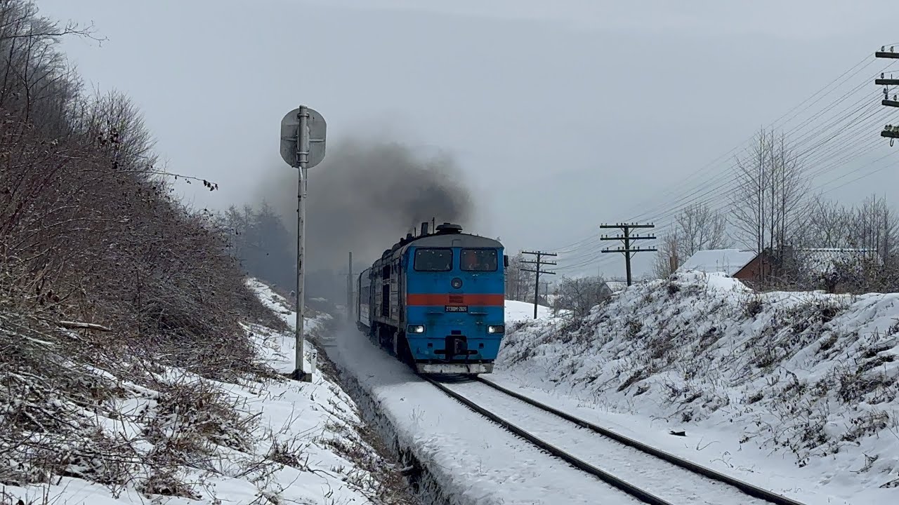 Святкова кабіна! 2ТЕ10М-2829 з пасажирським поїздом №025 Одеса-Ясіня, мчить засніженим Яремчем