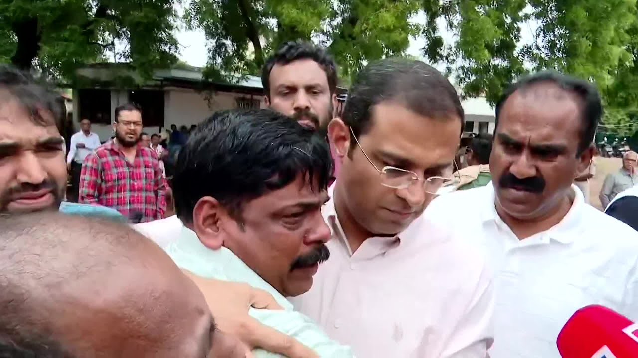 'ഇദ്ദേഹം MLA അല്ല എന്റെ സഹോദരനാ...' റോജി എം ജോണിനെ കെട്ടിപ്പിടിച്ച് കരഞ്ഞ് സിസ്റ്ററുടെ സഹോദരൻ