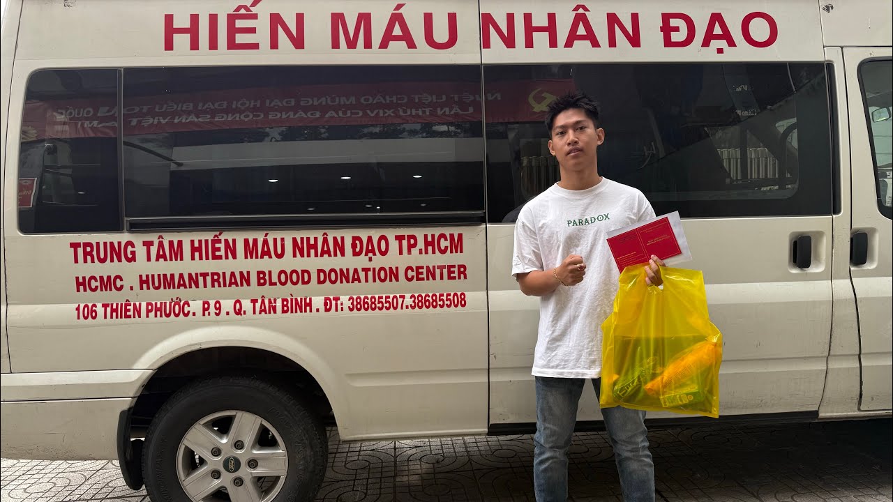 GIA ĐÌNH HIẾU NGHĨA CHA ĐƯA TONY ĐI HIỀN MẪU NHÂN ĐẠO TRƯỚC TẾT 
