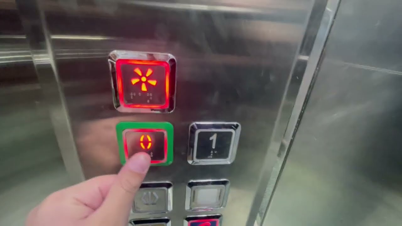 Sur Yapı marka LC Waikiki ￼ shopping centre elevator 🛗 uçak asansör ￼