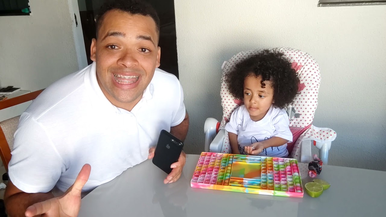 Desafio do Pop it / Será quem vai comer chocolate e quem vai chupar limão 😱? /  Sarah Gabriella Kids