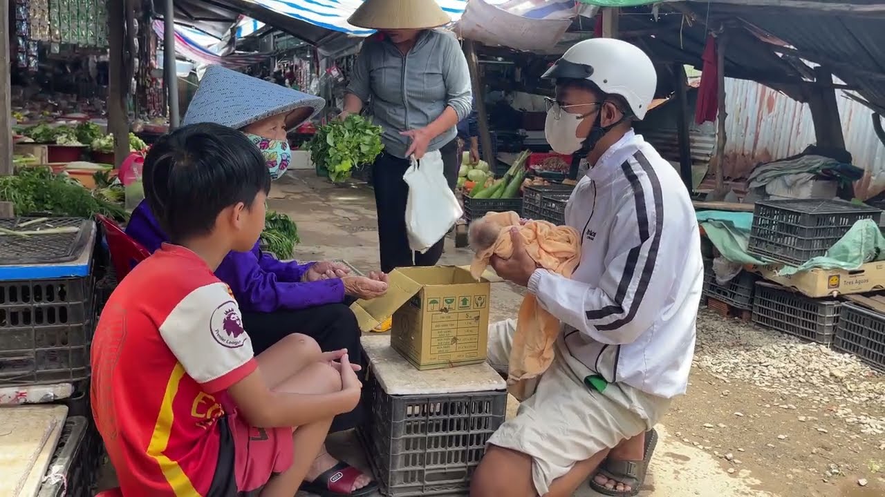 Baby Monkey Could Barely Move&mdash;Dad Refused to Walk Away 🥺❤️