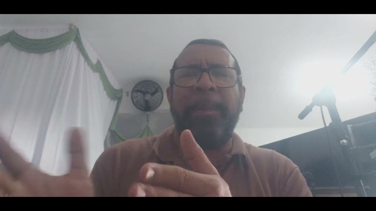 Momento de oração na igreja 