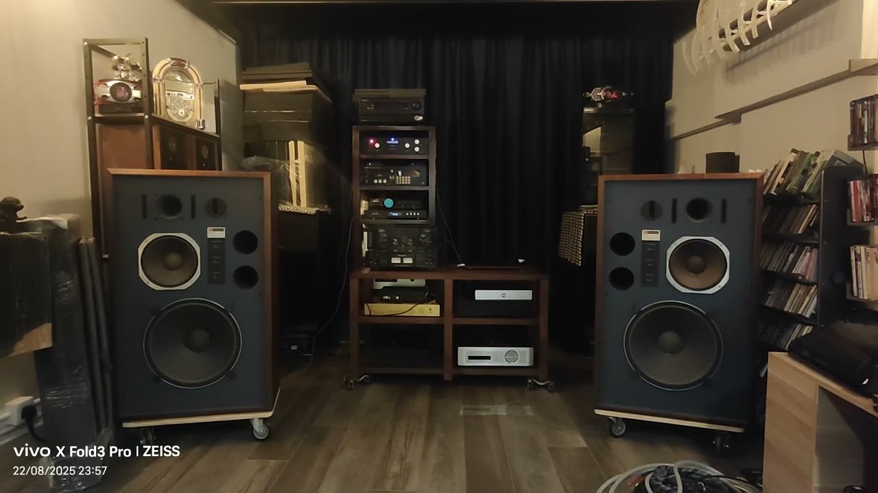 JBL 4344 driven by Fosi V3 mono , Holo spring 2 as source singing 陳佳 - 一切隨風