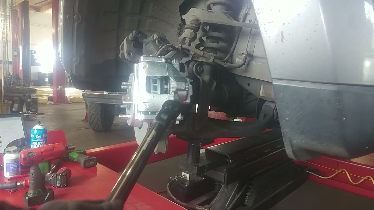 Замена переднего тормозного суппорта на Jeep Liberty 2012 года.
