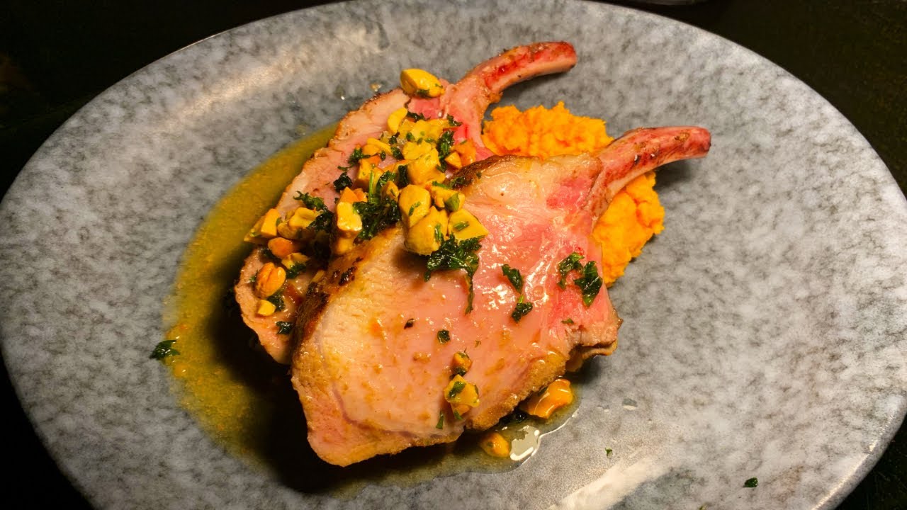 Butterzartes Sous Vide Iberico Duroc Karree mit Zimt, Karottepüree und Olivensud.