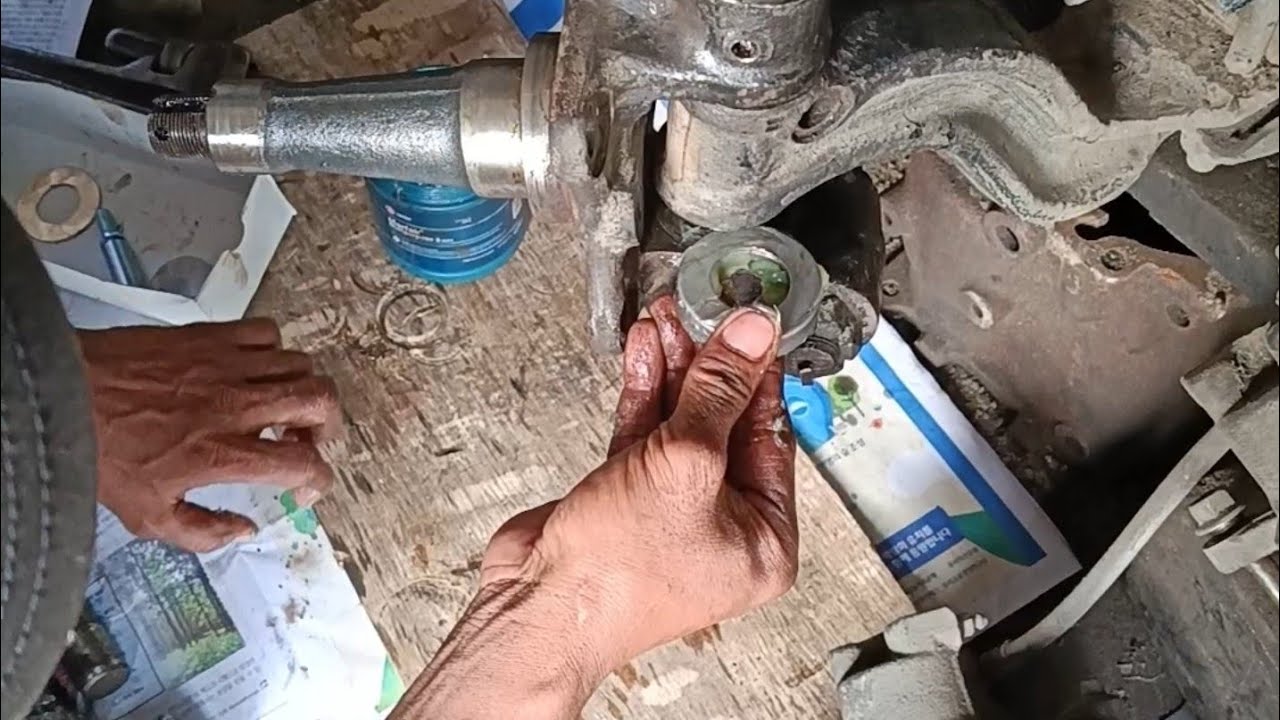 How to pull out and install King pin kit Mitsubishi Canter