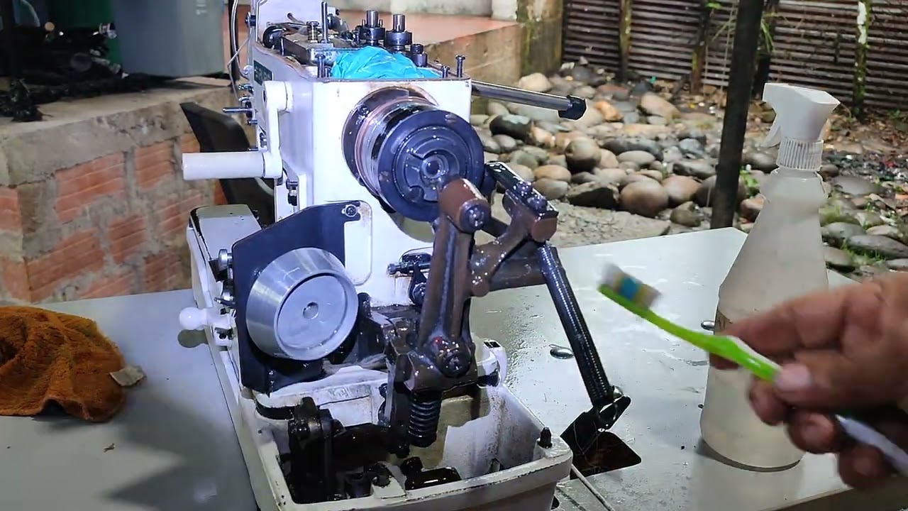Limpieza y lubricación ojaladora Siruba.