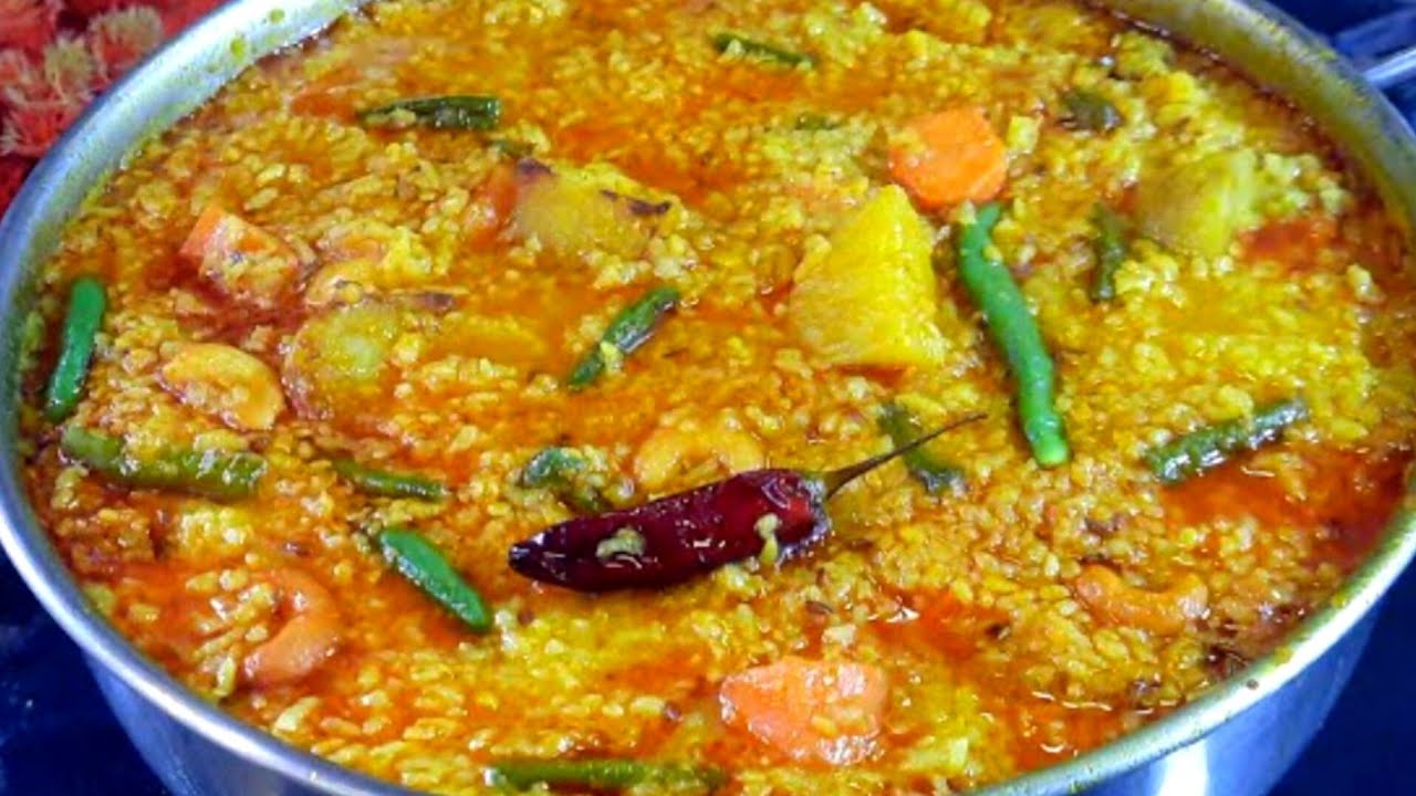 নিরামিষ খিচুড়ি এভাবে বানালে যার স্বাদ একেবারে মুখে লেগে থাকবে || Niramish Khichuri / Khichdi Recipe
