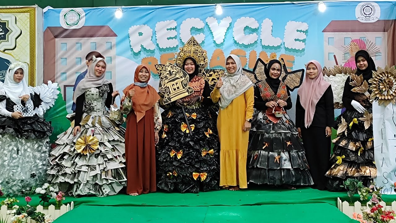 Lomba Kreasi Gaun Daur Ulang, Santri Fashion show Asshiddiqiyah
