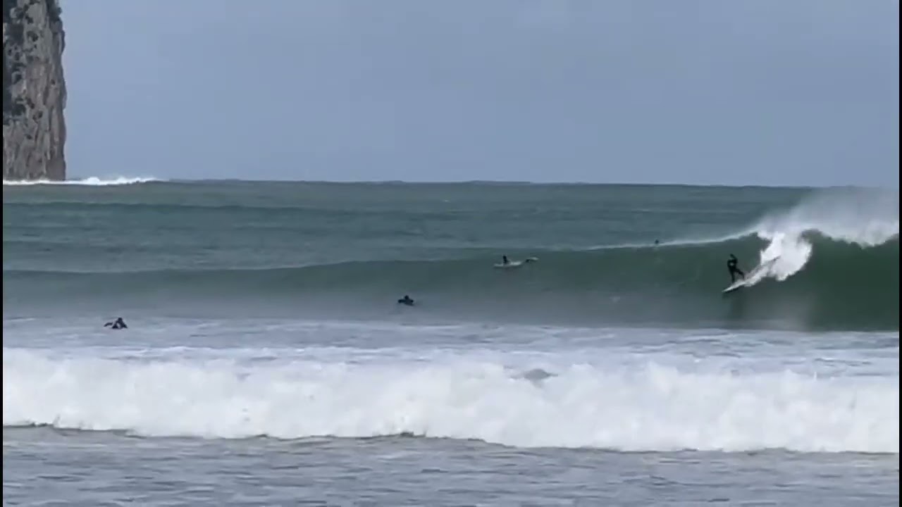 Edit-videos realizados por Iker, hoy de surf grande en Laredo. Cantábrico desatado.