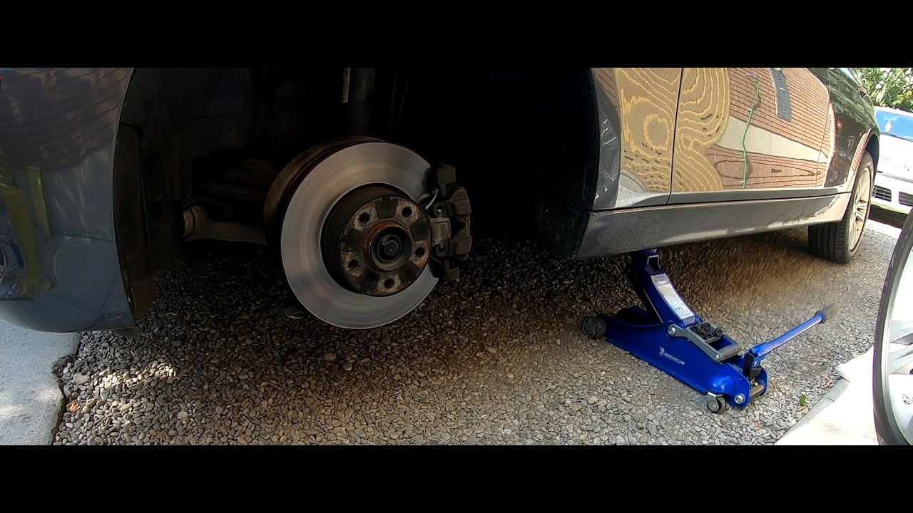 Sostituzione pastiglie freni anteriori BMW F30