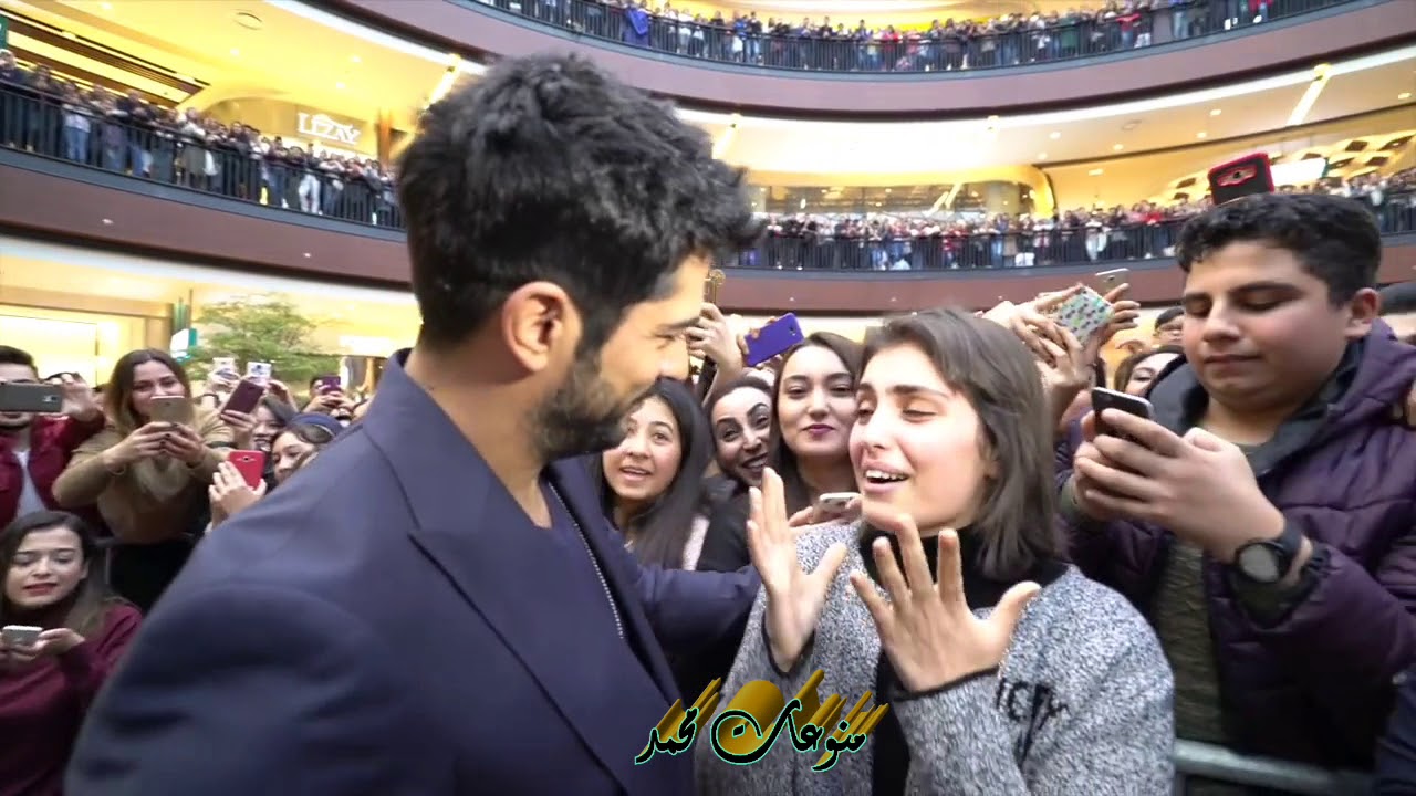 بوراك اوزجيفيت وبكاء احدى معجباته بين احضانه❤ #بوراك_اوزجفيت #قيامة_عثمان مقطع ثاني لبوراك بالوصف