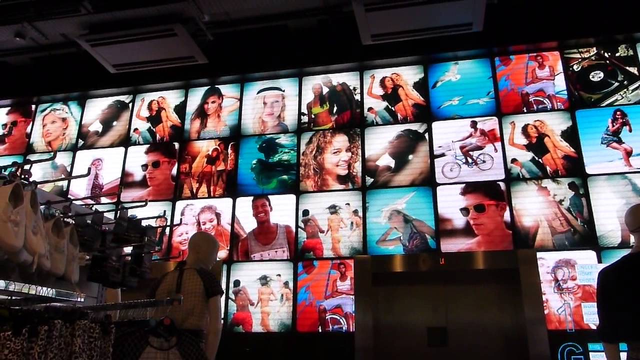 Londres   observando la publicidad dentro de una tienda