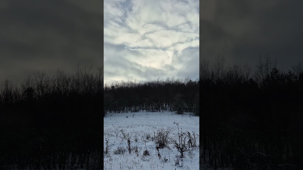 Там на небі високо, за хмарами...