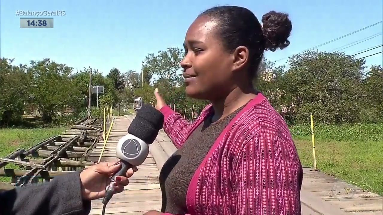 Descaso: ponte de madeira na Ilha da Pintada dificulta passagem de moradores