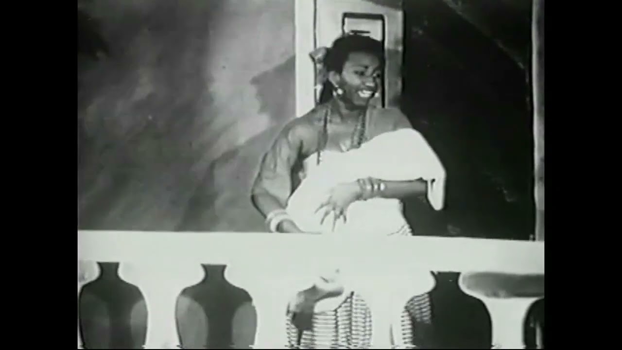 Celia Cruz canta Drume negrita de Eliseo Grenet  Canto  de cuna afro 50´s Cuba, cargando un bebé