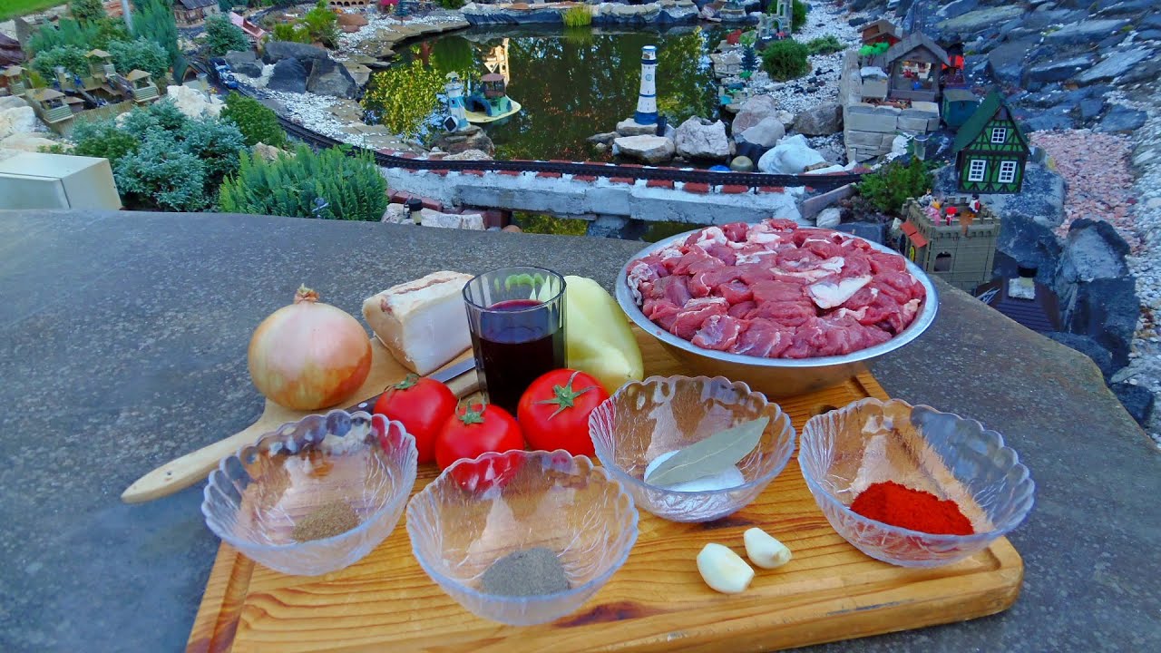 Vörösboros marhalábszár pörkölt -Beef stew in red wine-Rindergulasch in Rotwein