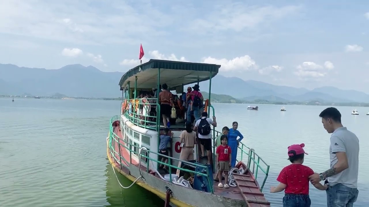 Tàu du lịch hồ núi cốc