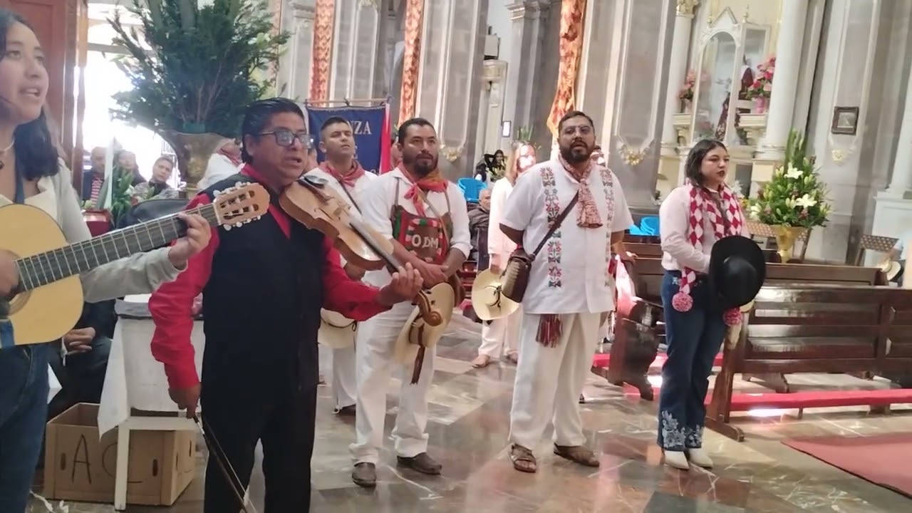 Cantando mañanitas en la iglesia de San Bartolomé apóstol capulhuac de mirá 