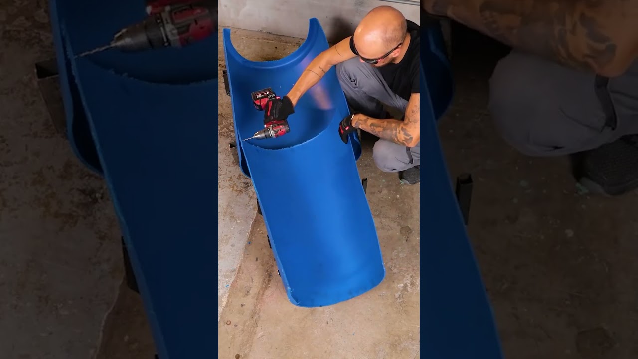 Experimenteel watervliegtuig gemaakt van plastic vaten en PVC-buizen.🛩️