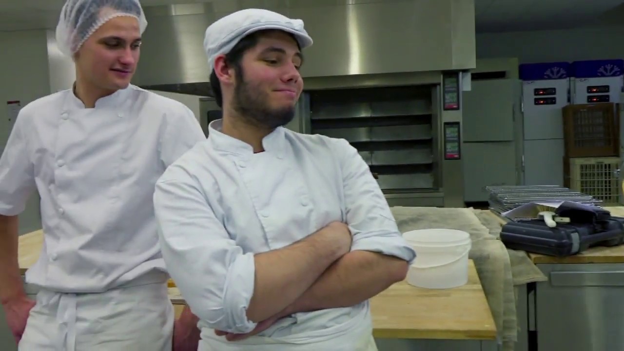 Les mains à la pâte - CAP blanc : « Allez ! Bon courage ».