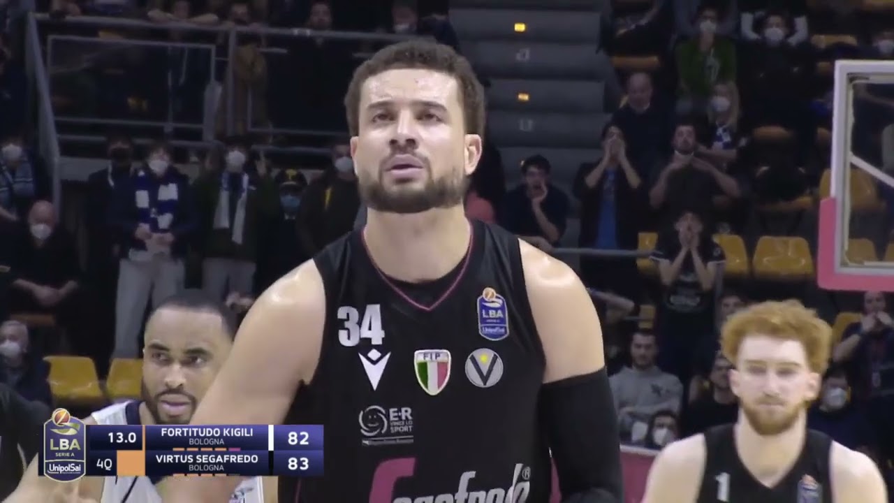Il finale del derby di Bologna Fortitudo Virtus