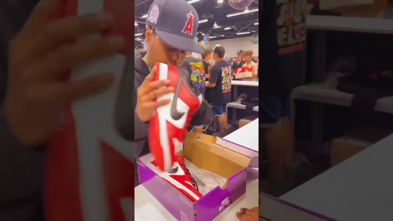Она нашла поддельную пару обуви на SneakerCon в Лос-Анджелесе! #легитпроверка #как #nike #nikedun...