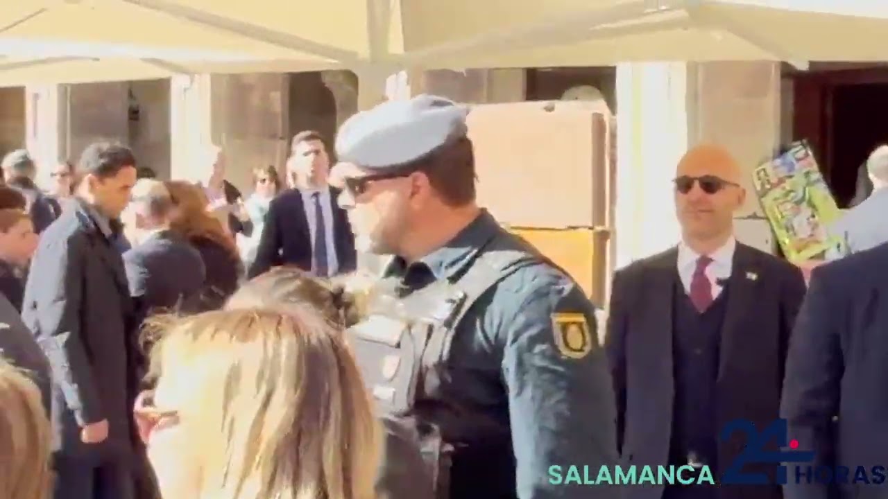 Felipe VI y el presidente de Italia, Sergio Mattarella, se sientan en una terraza de la Plaza Mayor