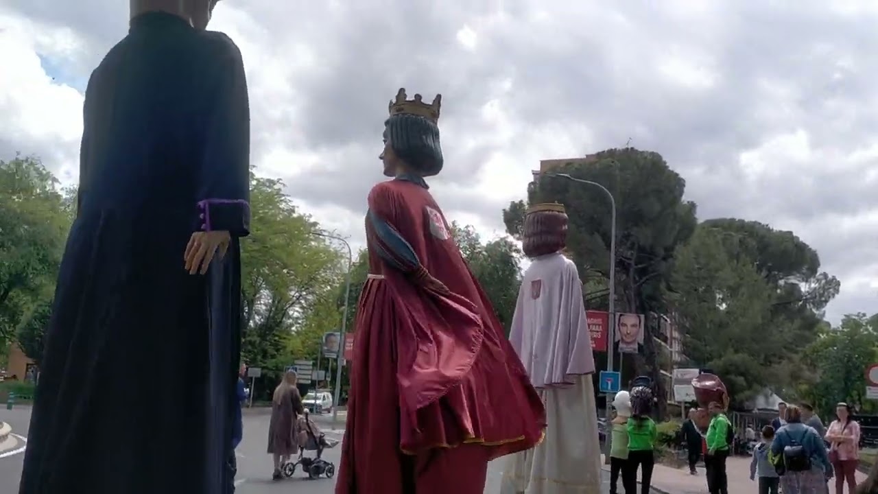 Gigantes y cabezudos Alcalá de Henares 2023 fiestas del distrito III CAP 10