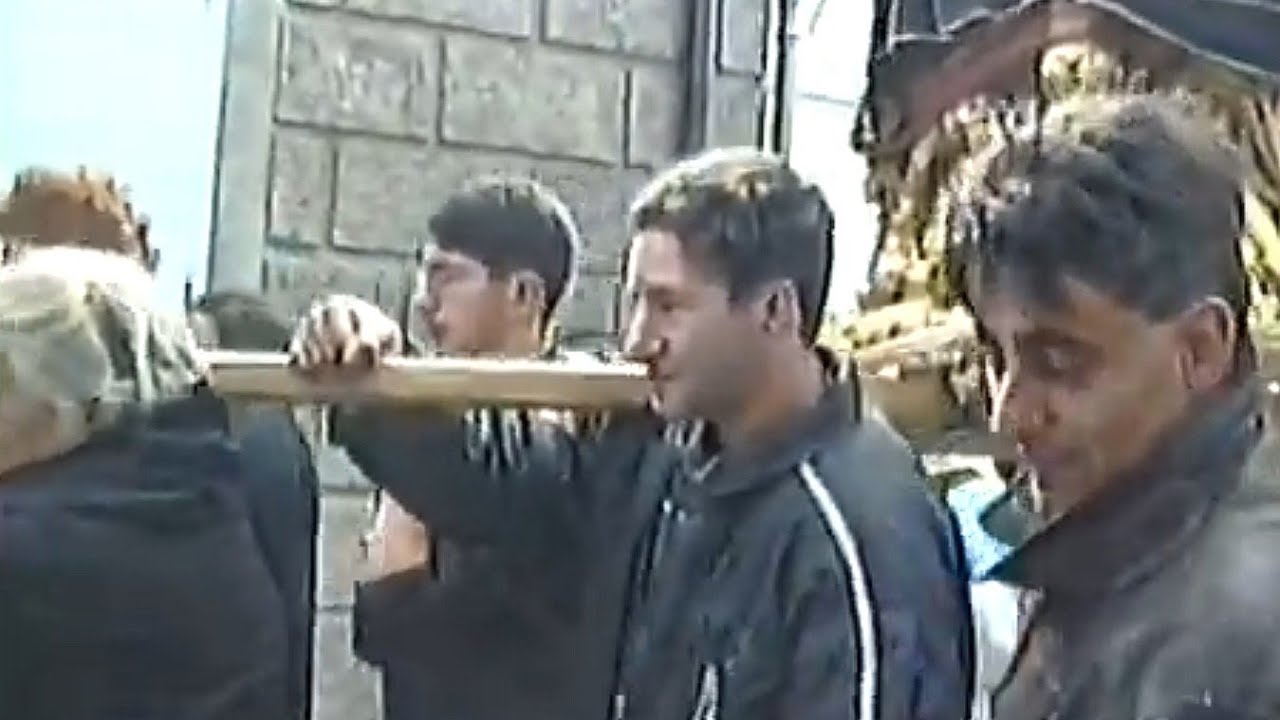 Simbario (Vibo Valentia) 22/4/2000: inizio processione Sabato Santo.
