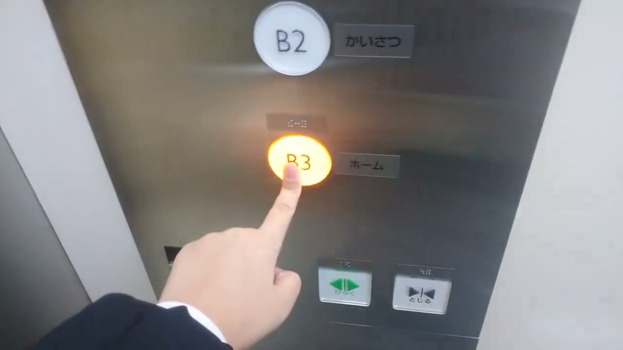 川内駅ホームのエレベーター（仙台市営地下鉄）