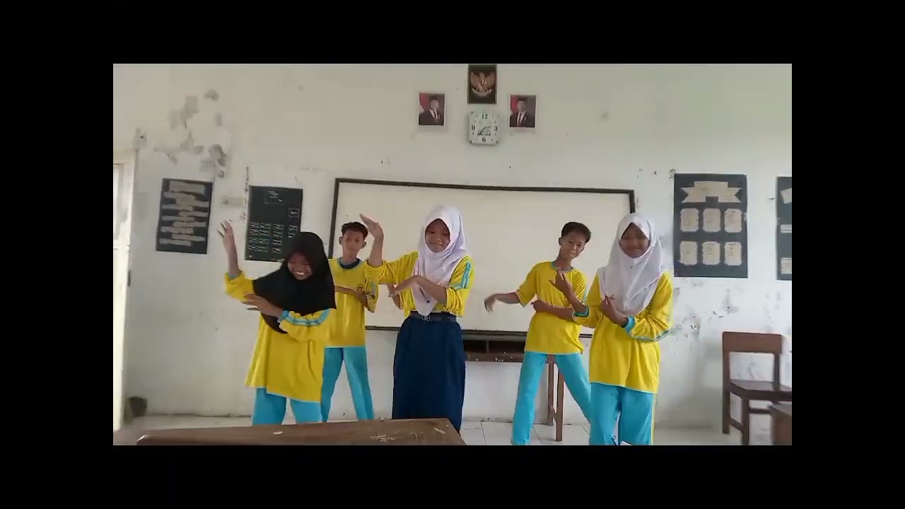 Tari bungeong jeumpa dari kelompok 1 