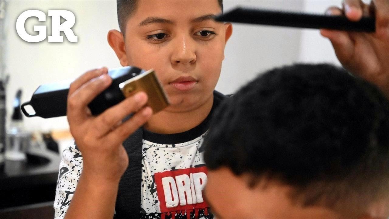 Niño de 12 años abre barbería para ayudar a su familia