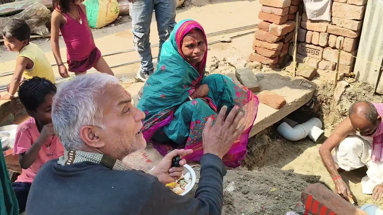 अपने नये मकान का न्यु देते हुए पापा जी और माँ दिनांक03/03/2026