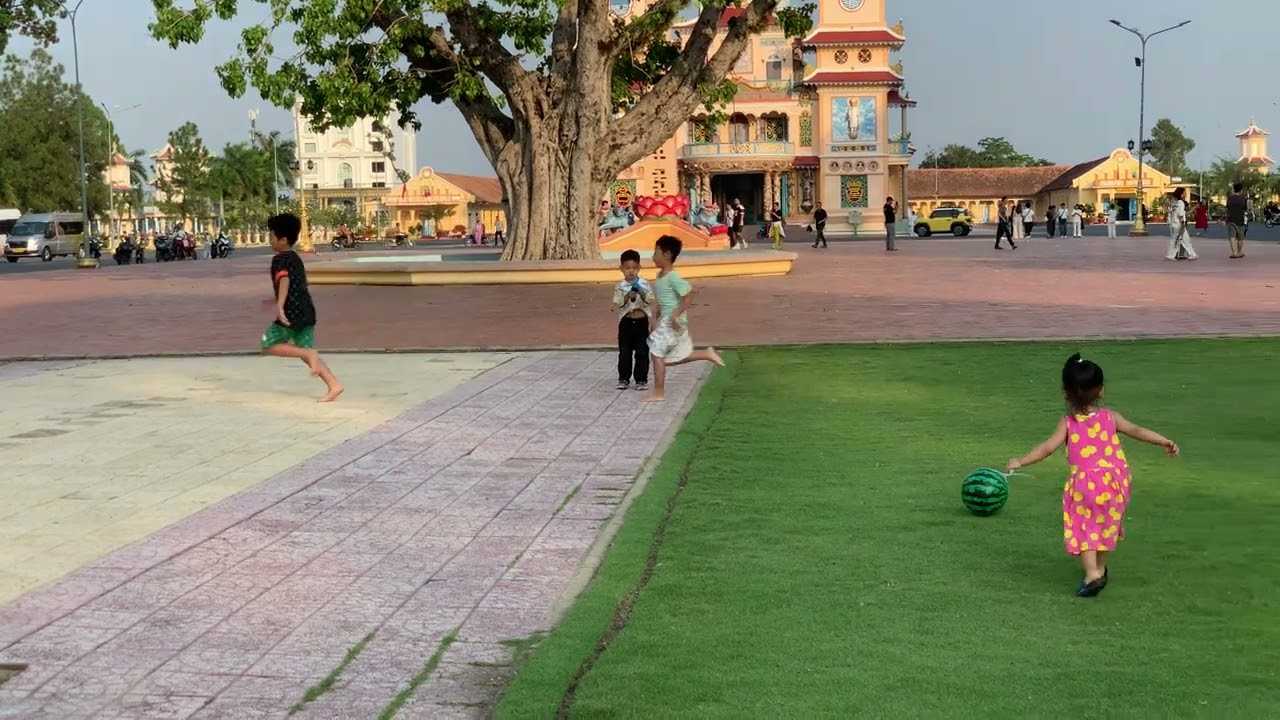 Tại vì cái đầm dài quá đó mami 😅