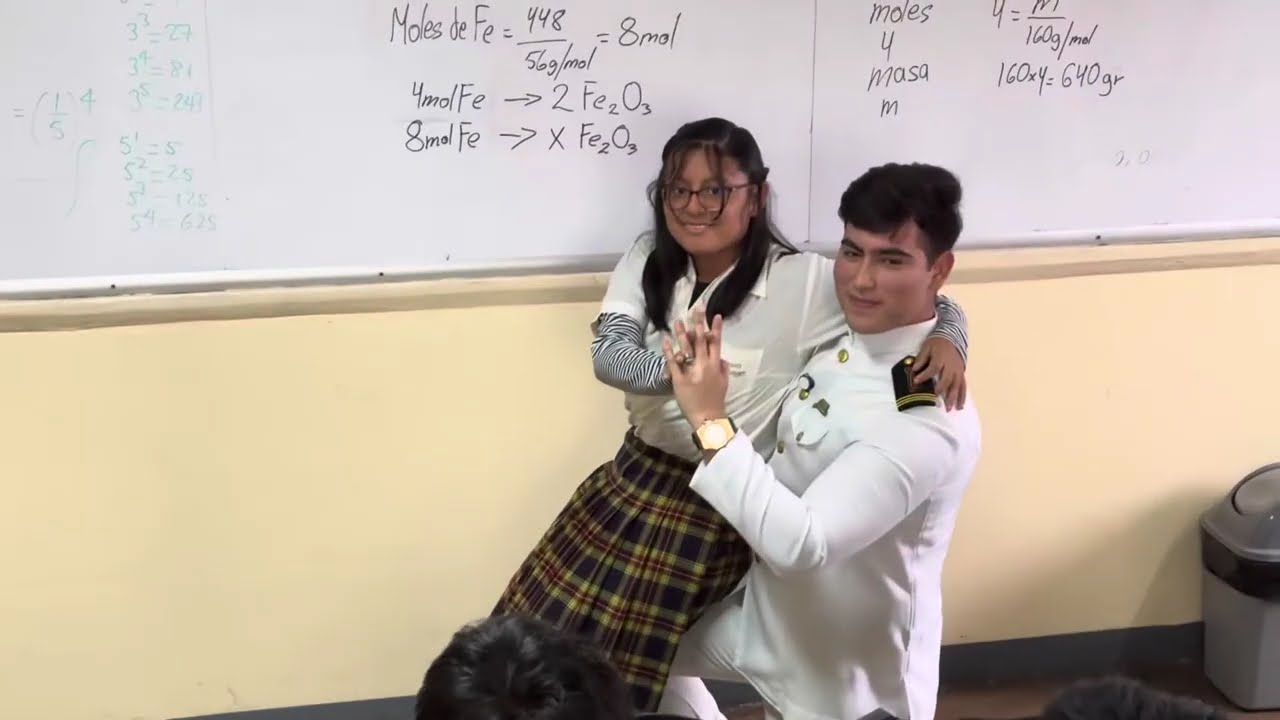 Chambelán sorprende a  quinceañera en su escuela