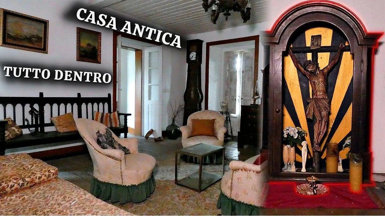 Vecchia casa abbandonata con tutto dentro
