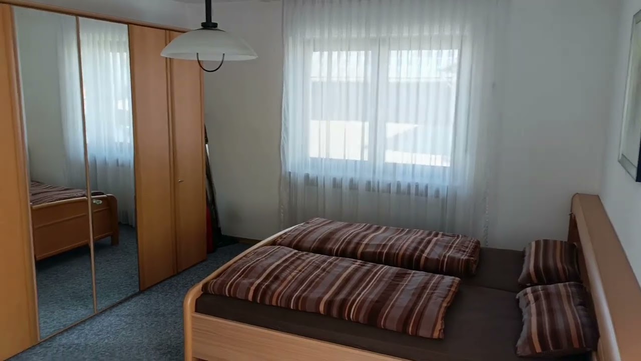 Vierseithof in Otzing mit gro&szlig;em Bungalow, herrlichen Garten und mehreren PV-Anlagen.